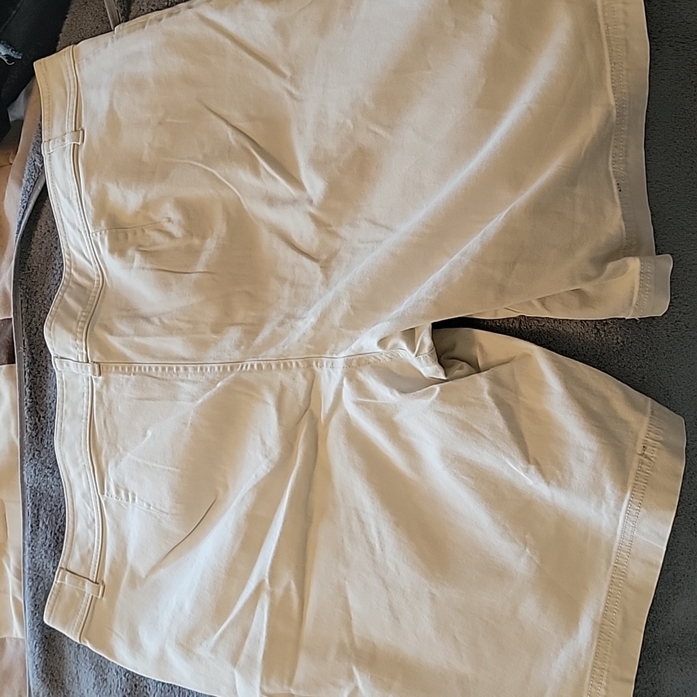 Tan Bermuda Shorts with Relaxed Style - Picture 4 of 8